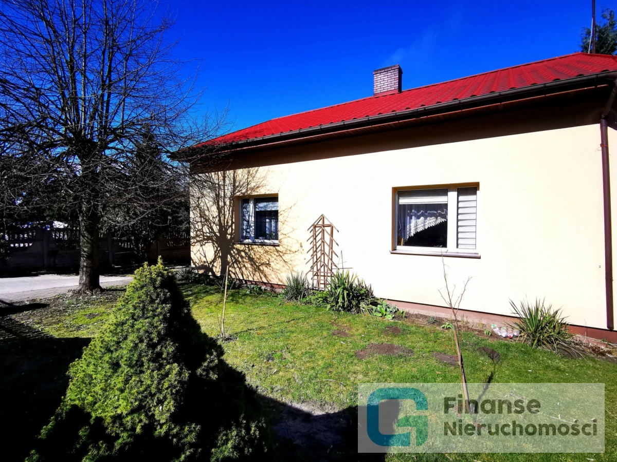 Dwa budynki mieszkalne na działce 2973 m² | Biała Rawska, ul. Mickiewicza | stawy, ogród i bezpośrednie wyjście na deptak